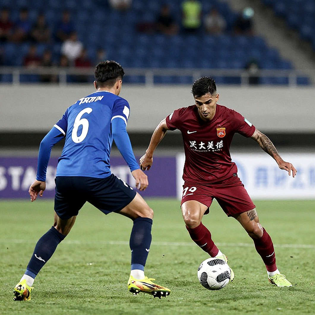 Roberto Alvarado, chuyến xe buýt tới sân World Cup và sức nặng của thủy triều xanh